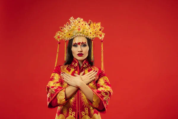 Mujer tradicional china. Hermosa chica joven usando en traje nacional — Foto de Stock