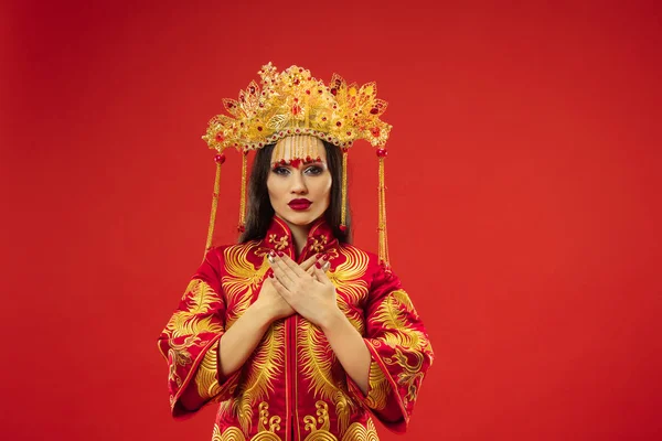 Mujer tradicional china. Hermosa chica joven usando en traje nacional — Foto de Stock