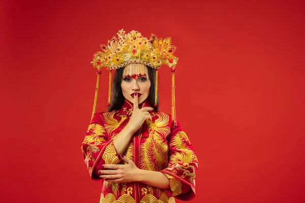 Mujer tradicional china. Hermosa chica joven usando en traje nacional — Foto de Stock