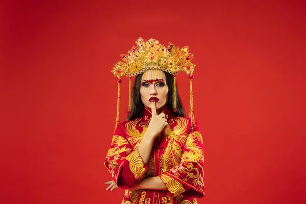 Mujer tradicional china. Hermosa chica joven usando en traje nacional — Foto de Stock