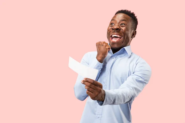 Niño con una expresión sorprendida apuesta resbalón sobre fondo rosa — Foto de Stock