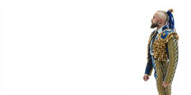 Torero mavi ve altın takım elbise veya beyaz bitti izole tipik İspanyol boğa güreşçisi