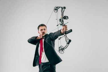 Beyaz arka plan üzerinde izole ok ve yay ile hedef nişan işadamı