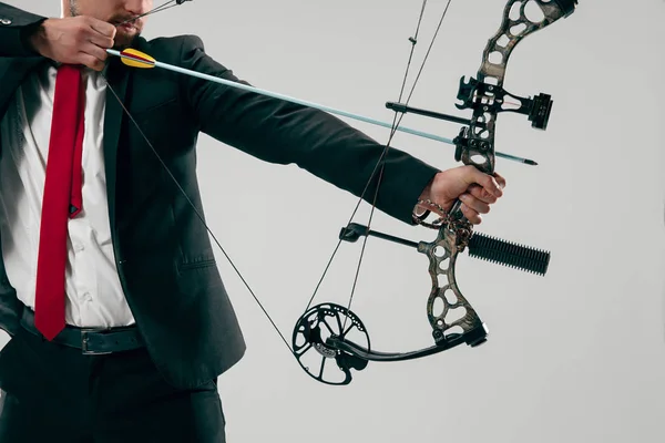 Empresario apuntando al blanco con arco y flecha, aislado sobre fondo blanco —  Fotos de Stock