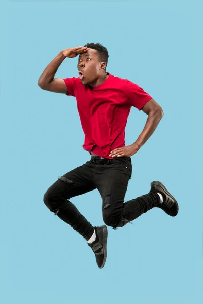 Wolność w ruchu ruchomych i do przodu. Szczęśliwy zaskoczony młodzieniec afro, skoki — Zdjęcie stockowe