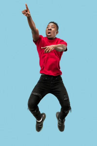 Liberdade em movimento e movimento para a frente. O feliz surpreso jovem afro homem pulando — Fotografia de Stock
