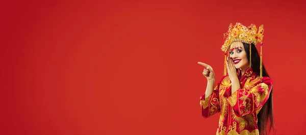 Kinesisk traditionell kvinna. Vacker ung flicka klädd i folkdräkt — Stockfoto