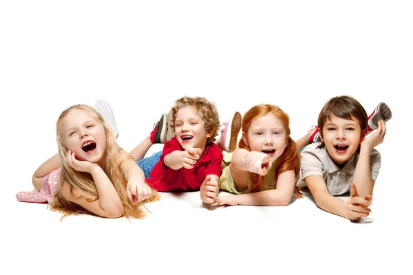 Nahaufnahme glücklicher Kinder, die auf dem Boden im Studio liegen und aufblicken, isoliert auf weißem Hintergrund — Stockfoto