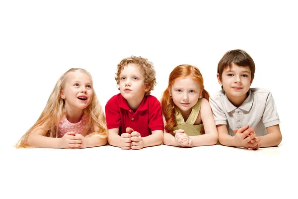 Primer plano de niños felices tumbados en el suelo en el estudio y mirando hacia arriba, aislados sobre fondo blanco —  Fotos de Stock