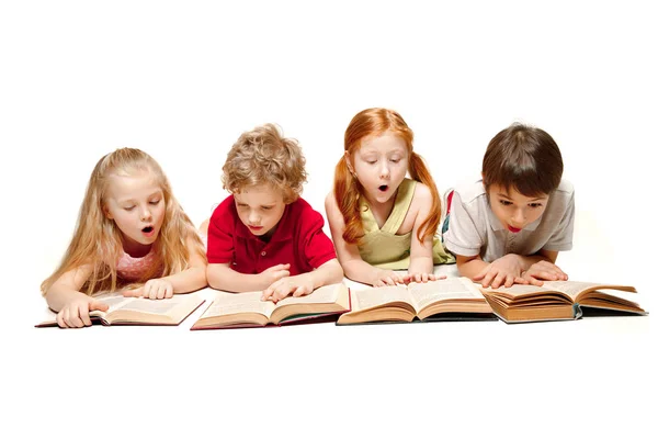 Chłopiec dzieci i dziewcząt układanie z książek na białym tle — Zdjęcie stockowe