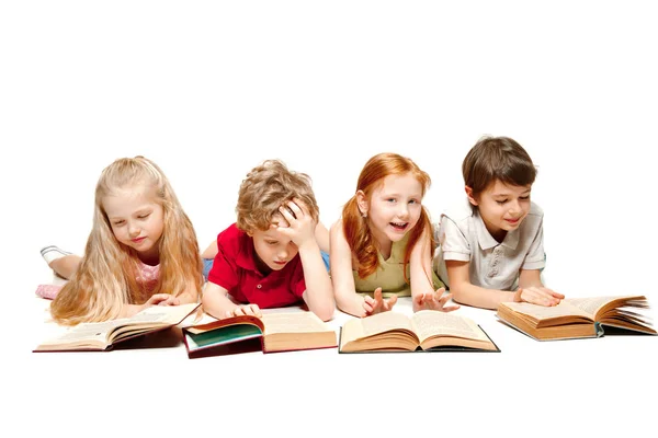 Meninos Meninas Deitado Com Livros Estúdio Sorrindo Rindo Isolado Branco — Fotografia de Stock