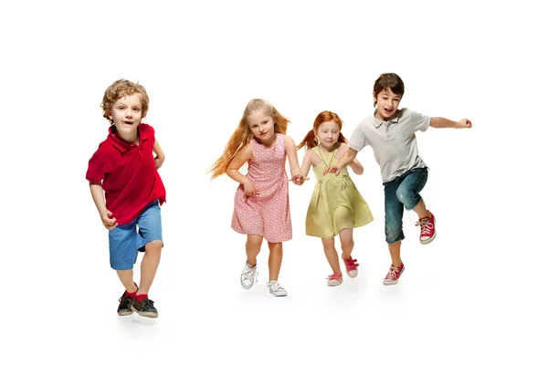 Grupo de moda linda preescolar niños amigos corriendo juntos —  Fotos de Stock