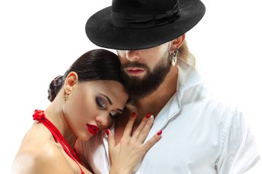 Bir kadeh bir tutkulu genç aşıklar. Beyaz bitti izole.