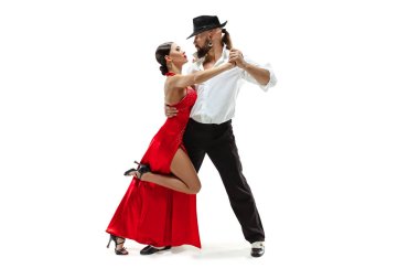 Genç elegance tango dansçılar portresi. Beyaz arka plan üzerinde izole