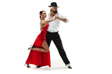 Genç elegance tango dansçılar portresi. Beyaz arka plan üzerinde izole
