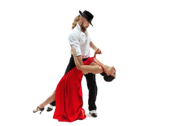 Genç elegance tango dansçılar portresi. Beyaz arka plan üzerinde izole