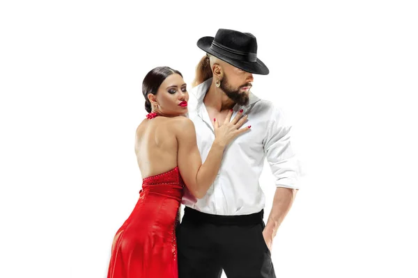 Genç elegance tango dansçılar portresi. Beyaz arka plan üzerinde izole — Stok fotoğraf