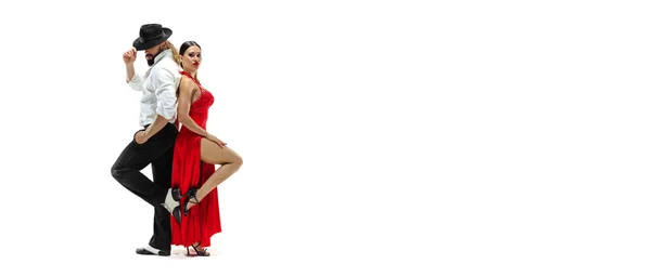 Genç elegance tango dansçılar portresi. Beyaz arka plan üzerinde izole — Stok fotoğraf