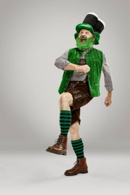 Stüdyoda bir masal cini şapkalı bir adam. O St Patricks günü kutluyor.