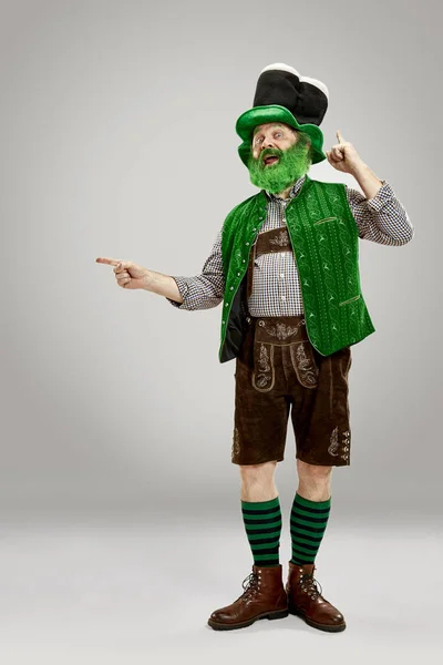 Stüdyoda bir masal cini şapkalı bir adam. O St Patricks günü kutluyor. — Stok fotoğraf