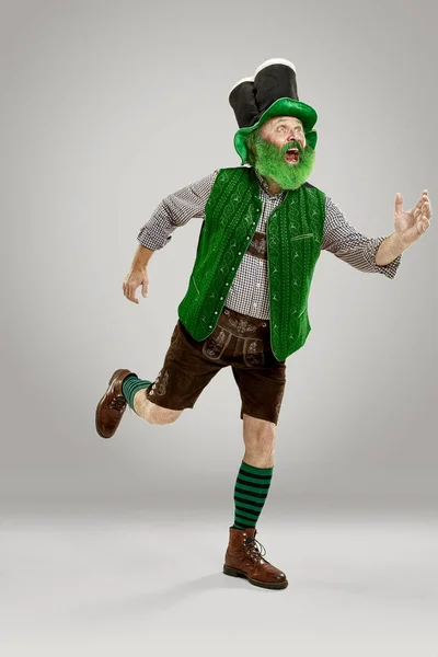 Smiling Happy Senior Man Leprechaun Hat Beard Running Studio Celebrates — Stock Photo, Image