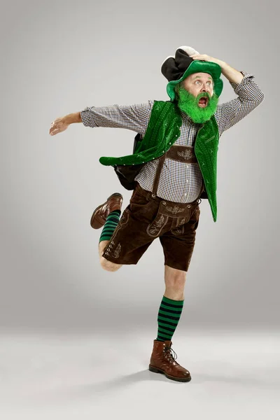 A man in a leprechaun hat at studio. He celebrates St. Patricks Day. — Stock Photo, Image