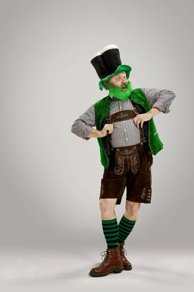 Ein Mann mit Koboldmütze im Studio. er feiert den St. Patricks Day. — Stockfoto