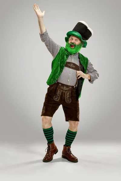 Um homem de chapéu de duende no estúdio. Ele celebra o dia de St. Patricks . — Fotografia de Stock