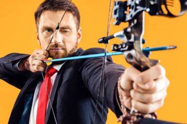Hedef izole sarı arka plan üzerinde ok ve yay ile nişan işadamı