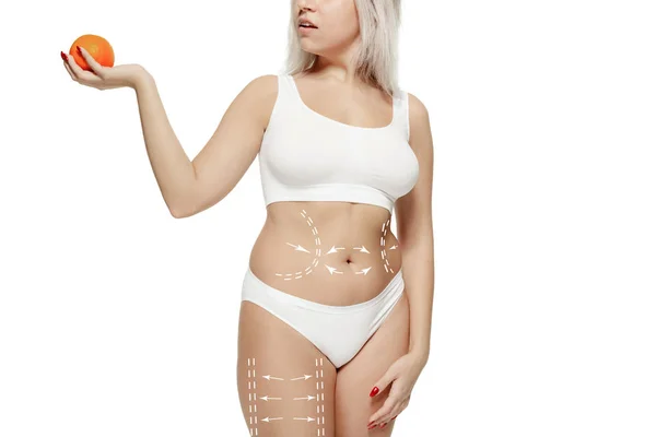 Corpo feminino com as setas de desenho. Perda de gordura, lipoaspiração e conceito de remoção de celulite — Fotografia de Stock