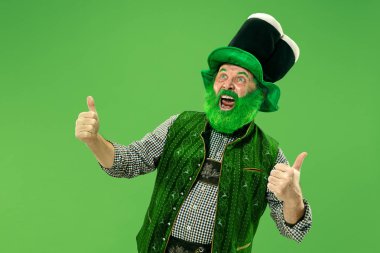 Stüdyoda bir masal cini şapkalı bir adam. O St Patricks günü kutluyor.