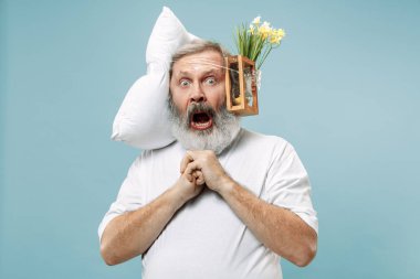 Yorgun bir adam çok fazla iş sahip evde uyuyor. Yastık ve kum saati ile sıkılmış iş adamı