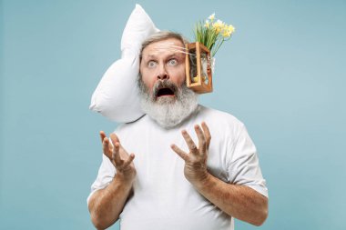 Yorgun bir adam çok fazla iş sahip evde uyuyor. Yastık ve kum saati ile sıkılmış iş adamı