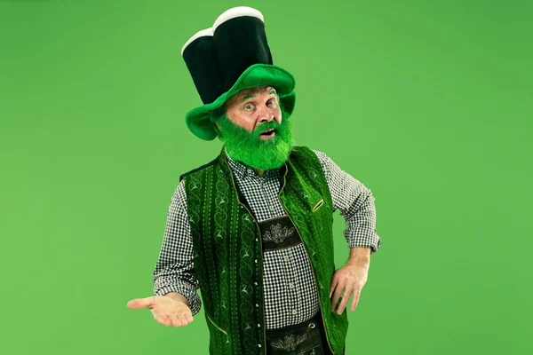 Un homme avec un chapeau de lutin au studio. Il célèbre la Saint Patricks Day . — Photo