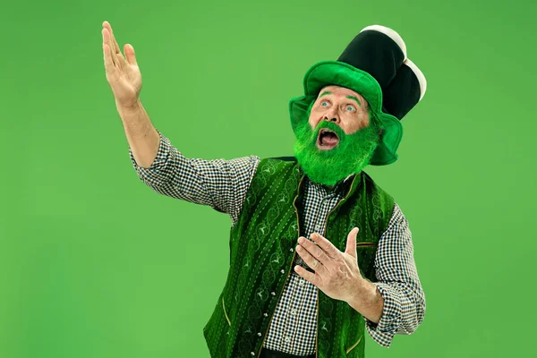 Un hombre con un sombrero de duende en el estudio. Celebra el Día de San Patricio . — Foto de Stock