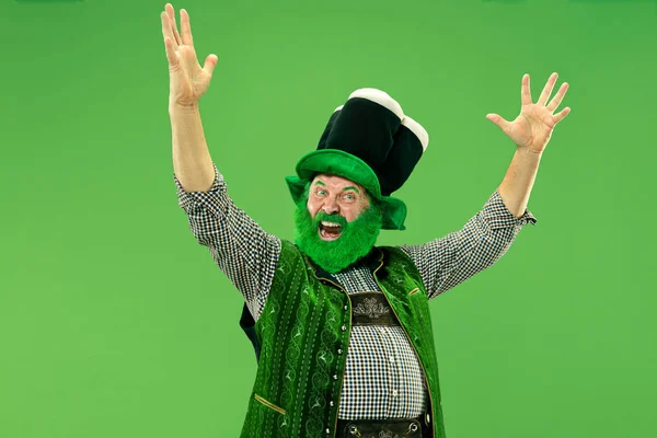 Egy ember, egy manó kalap a stúdióban. Szent Patricks nap ünnepli. — Stock Fotó