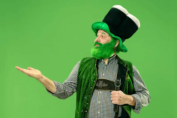 Un homme avec un chapeau de lutin au studio. Il célèbre la Saint Patricks Day . — Photo