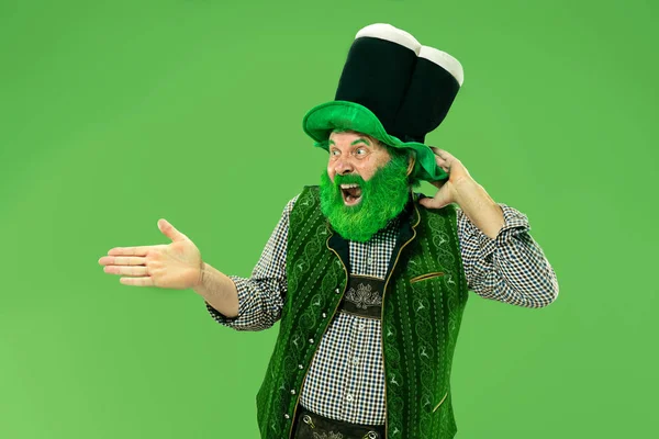 En man i en leprechaun hatt på studio. Han firar St. Patricks Day. — Stockfoto