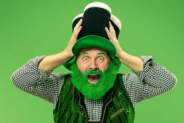 En man i en leprechaun hatt på studio. Han firar St. Patricks Day. — Stockfoto