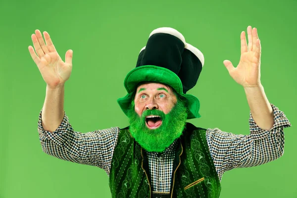 En man i en leprechaun hatt på studio. Han firar St. Patricks Day. — Stockfoto