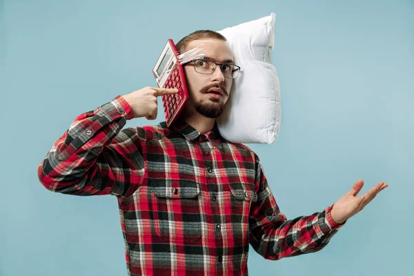 Homem cansado dormindo em casa tendo muito trabalho. Empresário aborrecido com travesseiro — Fotografia de Stock