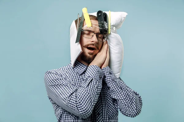 Hombre cansado durmiendo en casa con demasiado trabajo. Aburrido hombre de negocios con almohada —  Fotos de Stock