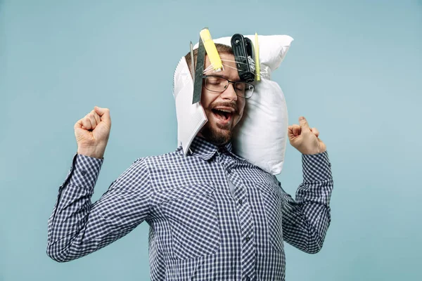 Homem cansado dormindo em casa tendo muito trabalho. Empresário aborrecido com travesseiro — Fotografia de Stock