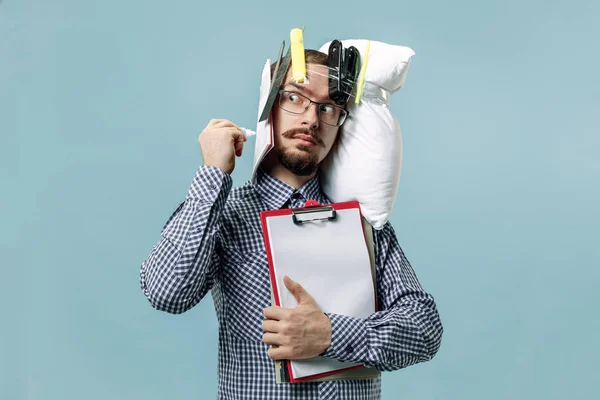 Homem cansado dormindo em casa tendo muito trabalho. Empresário aborrecido com travesseiro — Fotografia de Stock