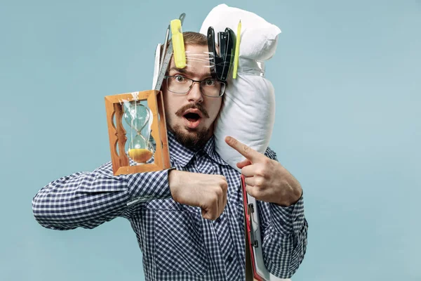 Homem cansado dormindo em casa tendo muito trabalho. Empresário aborrecido com travesseiro — Fotografia de Stock