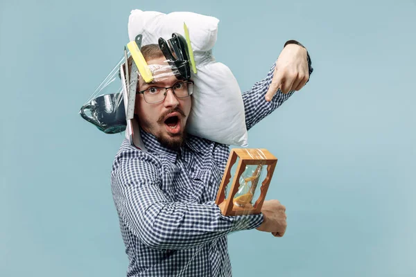 Homem cansado dormindo em casa tendo muito trabalho. Empresário aborrecido com travesseiro — Fotografia de Stock