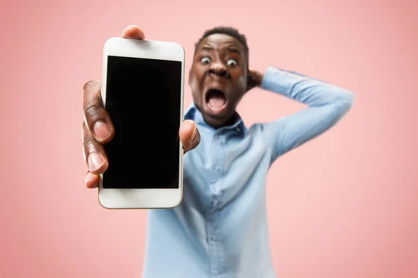 Kapalı çekici genç siyah adam boş smartphone tutan portresi — Stok fotoğraf