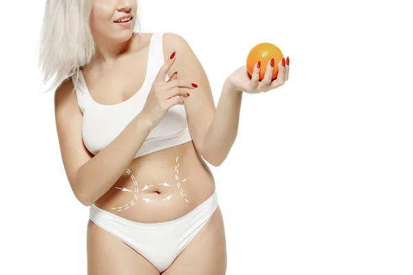 Cuerpo femenino con las flechas de dibujo. concepto de pérdida de grasa, liposucción y eliminación de celulitis —  Fotos de Stock