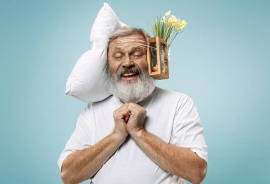 Yorgun bir adam çok fazla iş sahip evde uyuyor. Yastık ve kum saati ile sıkılmış iş adamı