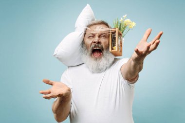 Yorgun bir adam çok fazla iş sahip evde uyuyor. Yastık ve kum saati ile sıkılmış iş adamı